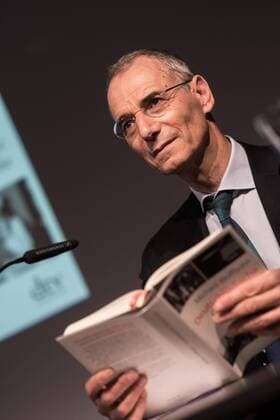 Der Historiker Michael Wolffsohn Deutschjüdische Glückskinder Buchvorstellung im Juedischen Museum. Der Autor Prof. Dr. Dr. Wolffsohn im Gespräch mit Julia Franck und anlässlich seiner Lesung. Copyright: Uwe Steinert Berlin Berlin Deu