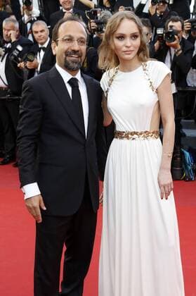 Lily-Rose Depp and Asghar Farhadi at the Ismael s Ghosts (Les Fantomes d Ismael) screening and Opening Gala during the 70th Cannes Film Festival at the Palais des Festivals on May 17, 2017 in Cannes Foto:xD.xBedrosianx xFuturexImage