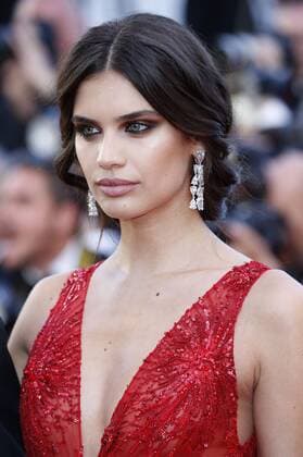 Sara Sampaio at the Ismael s Ghosts (Les Fantomes d Ismael) screening and Opening Gala during the 70th Cannes Film Festival at the Palais des Festivals on May 17, 2017 in Cannes, France Foto:xD.xBedrosianx xFuturexImage