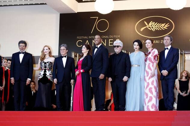 Jury members Gabriel Yared, Jessica Chastain, Park Chan-wook, Agnes Jaoui and Will Smith, President of the jury Pedro Almodovar and jury members Fan Bingbing, Maren Ade and Paolo Sorrentino at the Ismael s Ghosts (Les Fantomes d Ismael) screening and Opening Gala during the 70th Cannes Film Festival at the Palais des Festivals on May 17, 2017 in Cannes, France Foto:xD.xBedrosianx xFuturexImage