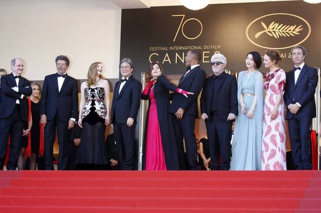 Festival president Pierre Lescure and jury members Gabriel Yared, Jessica Chastain, Park Chan-wook, Agnes Jaoui, Will Smith, President of the jury Pedro Almodovar and jury members Fan Bingbing, Maren Ade and Paolo Sorrentino at the Ismael s Ghosts (Les Fantomes d Ismael) screening and Opening Gala during the 70th Cannes Film Festival at the Palais des Festivals on May 17, 2017 in Cannes, France Foto:xD.xBedrosianx xFuturexImage
