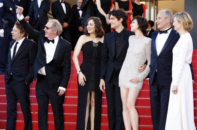 Mathieu Amalric, Arnaud Desplechin, Marion Cotillard, Louis Garrel, Charlotte Gainsbourg, Hippolyte Girardot and Alba Rohrwacher at the Ismael s Ghosts (Les Fantomes d Ismael) screening and Opening Gala during the 70th Cannes Film Festival at the Palais des Festivals on May 17, 2017 in Cannes, France Foto:xD.xBedrosianx xFuturexImage