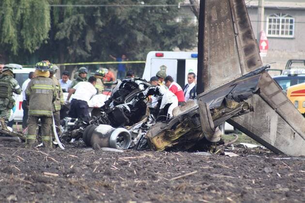 Flugzeugabsturz in Mexiko Flugzeugabsturz in Mexiko May 17, 2017 - Mexico - EUM20170517NAC49.JPG.TOLUCA, Mex.- AccidentAccidente-Avion.- Dos personas fallecieron luego de que la aeronave Learjet 25 B en que viajaban se desplomo este miercoles en las inmediaciones del Aeropuerto Internacional de Toluca, Estado de Mexico, en la zona conocida como El Cerrillo, 17 de mayo de 2017. Foto: Agencia EL UNIVERSALRCC. Mexico  - ZUMAu78_ 20170517_zaf_u78_077 Copyright: xElxUniversalx