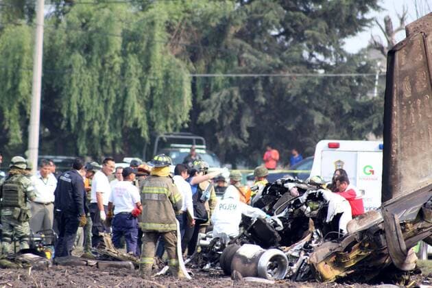 Flugzeugabsturz in Mexiko Flugzeugabsturz in Mexiko May 17, 2017 - Mexico - EUM20170517NAC50.JPG.TOLUCA, Mex.- AccidentAccidente-Avion.- Dos personas fallecieron luego de que la aeronave Learjet 25 B en que viajaban se desplomo este miercoles en las inmediaciones del Aeropuerto Internacional de Toluca, Estado de Mexico, en la zona conocida como El Cerrillo, 17 de mayo de 2017. Foto: Agencia EL UNIVERSALRCC. Mexico  - ZUMAu78_ 20170517_zaf_u78_080 Copyright: xElxUniversalx