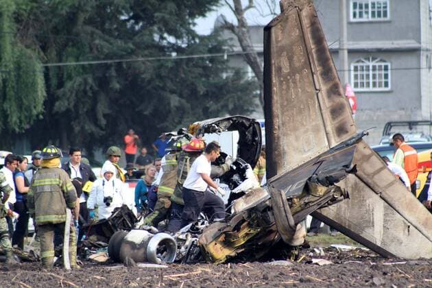 Flugzeugabsturz in Mexiko Flugzeugabsturz in Mexiko May 17, 2017 - Mexico - EUM20170517NAC51.JPG.TOLUCA, Mex.- AccidentAccidente-Avion.- Dos personas fallecieron luego de que la aeronave Learjet 25 B en que viajaban se desplomo este miercoles en las inmediaciones del Aeropuerto Internacional de Toluca, Estado de Mexico, en la zona conocida como El Cerrillo, 17 de mayo de 2017. Foto: Agencia EL UNIVERSALRCC. Mexico  - ZUMAu78_ 20170517_zaf_u78_081 Copyright: xElxUniversalx