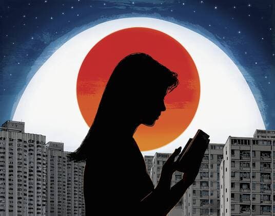 Großes Auge überwacht eine Frau in der Stadt bei Nacht  Copyright: xDanxMitchellx 32560006