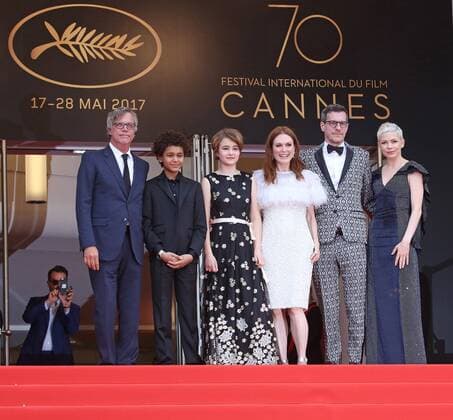 Entertainment Bilder der Woche Themen der Woche (From L to R) Todd Haynes, Jaden Michael, Millicent Simmonds, Julianne Moore, Brian Selznic and Michelle Williams exit the Palais des Festivals after the screening of the film Wonderstruck during the 70th annual Cannes International Film Festival in Cannes, France on May 18, 2017.  CAN20170518065 DAVIDxSILPA
