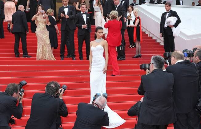 Adriana Lima arrives on the red carpet before the screening of the film Loveless (Nelyubov) during the 70th annual Cannes International Film Festival in Cannes, France on May 18, 2017.  CAN20170518088 DAVIDxSILPA