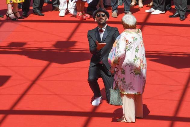 217758 Serge Arnal Starface 2017-05-19 Cannes France 70eme Festival International du Film de Cannes. Montée des marches du film d ouverture Visages ,Villages 70th International Cannes Film Festival. Red Carpet of Visages ,Villages movie Varda, Agnès; JR  Copyright: xSergexArnalx xStarfacex STAR_217758_002