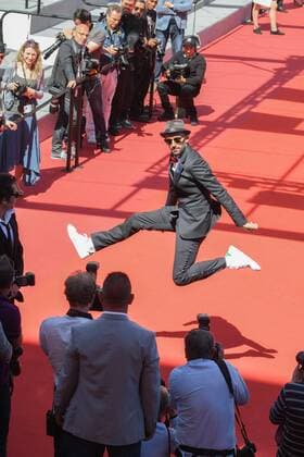 217758 Serge Arnal Starface 2017-05-19 Cannes France 70eme Festival International du Film de Cannes. Montée des marches du film d ouverture Visages ,Villages 70th International Cannes Film Festival. Red Carpet of Visages ,Villages movie JR  Copyright: xSergexArnalx xStarfacex STAR_217758_006