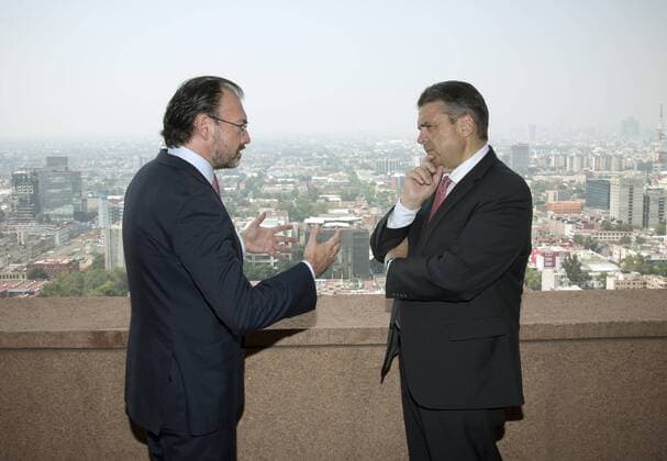 Bilder des Tages Bundesaussenminister Sigmar Gabriel trifft den Aussenminister von Mexiko, Luis Videgaray Caso, in Mexiko Stadt. 19.05.2017, Mexico City Mexico Copyright: xThomasxKoehlerx