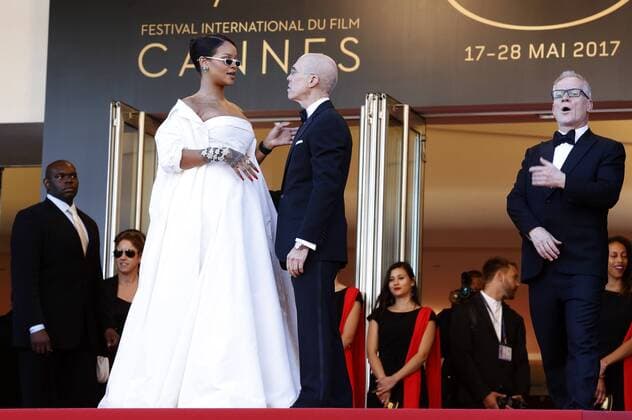 Rihanna, Jeffrey Katzenberg and Director of the Cannes Film Festival Thierry Fremaux at the Okja premiere during the 70th Cannes Film Festival at the Palais des Festivals on May 19, 2017 in Cannes, France Foto:xD.xBedrosianx xFuturexImage