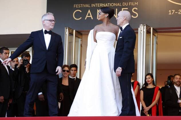 Thierry Fremaux, Rihanna and Jeffrey Katzenberg at the Okja premiere during the 70th Cannes Film Festival at the Palais des Festivals on May 19, 2017 in Cannes, France Foto:xD.xBedrosianx xFuturexImage