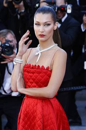 Bella Hadid at the Okja premiere during the 70th Cannes Film Festival at the Palais des Festivals on May 19, 2017 in Cannes, France Foto:xD.xBedrosianx xFuturexImage