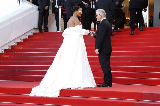 Rihanna and Director of the Cannes Film Festival Thierry Fremaux at the Okja premiere during the 70th Cannes Film Festival at the Palais des Festivals on May 19, 2017 in Cannes, France Foto:xD.xBedrosianx xFuturexImage