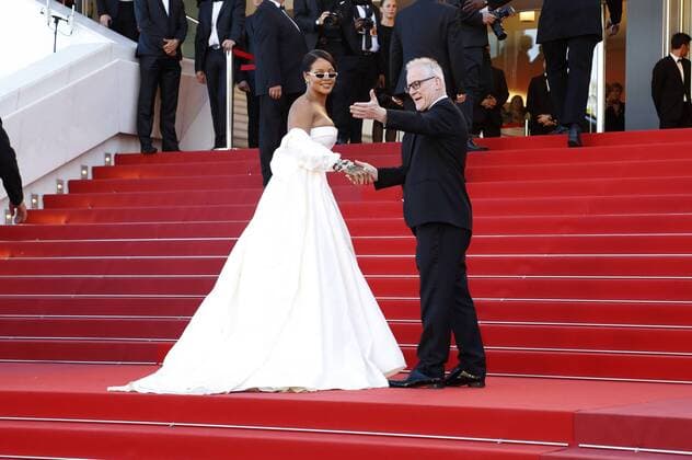 Rihanna and Director of the Cannes Film Festival Thierry Fremaux at the Okja premiere during the 70th Cannes Film Festival at the Palais des Festivals on May 19, 2017 in Cannes, France Foto:xD.xBedrosianx xFuturexImage