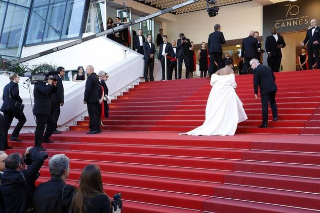 Rihanna and Director of the Cannes Film Festival Thierry Fremaux at the Okja premiere during the 70th Cannes Film Festival at the Palais des Festivals on May 19, 2017 in Cannes, France Foto:xD.xBedrosianx xFuturexImage