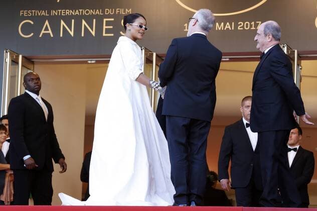 Rihanna, Thierry Fremaux and Pierre Lescure at the Okja premiere during the 70th Cannes Film Festival at the Palais des Festivals on May 19, 2017 in Cannes, France Foto:xD.xBedrosianx xFuturexImage