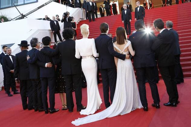 Giancarlo Esposito, Byung Heebong, Steven Yeun, director Bong Joon-Ho, actors Tilda Swinton, Paul Dano, Lily Collins, Jake Gyllenhaal and Devon Bostic at the Okja premiere during the 70th Cannes Film Festival at the Palais des Festivals on May 19, 2017 in Cannes, France Foto:xD.xBedrosianx xFuturexImage