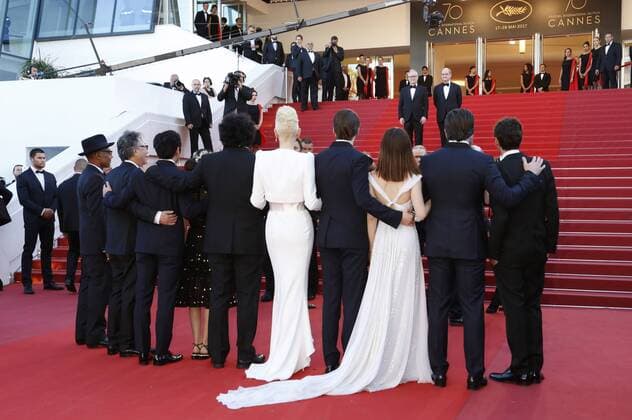 Giancarlo Esposito, Byung Heebong, Steven Yeun, director Bong Joon-Ho, actors Tilda Swinton, Paul Dano, Lily Collins, Jake Gyllenhaal and Devon Bostic at the Okja premiere during the 70th Cannes Film Festival at the Palais des Festivals on May 19, 2017 in Cannes, France Foto:xD.xBedrosianx xFuturexImage