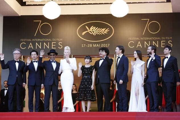 Byung Heebong, Steven Yeun, Giancarlo Esposito, Tilda Swinton Ahn Seo-Hyun, Bong Joon-Ho, Paul Dano, Lily Collins, Jake Gyllenhaal and Devon Bostic at the Okja premiere during the 70th Cannes Film Festival at the Palais des Festivals on May 19, 2017 in Cannes, France Foto:xD.xBedrosianx xFuturexImage