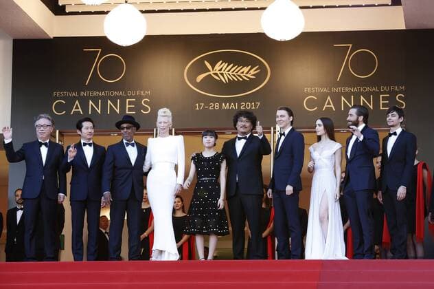 Byung Heebong, Steven Yeun, Giancarlo Esposito, Tilda Swinton Ahn Seo-Hyun, Bong Joon-Ho, Paul Dano, Lily Collins, Jake Gyllenhaal and Devon Bostic at the Okja premiere during the 70th Cannes Film Festival at the Palais des Festivals on May 19, 2017 in Cannes, France Foto:xD.xBedrosianx xFuturexImage
