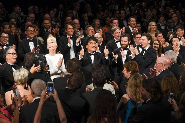 Entertainment Bilder der Woche Themen der Woche Bilder des Tages 217766 Serge Arnal Starface 2017-05-19 Cannes France 70eme Festival International du Film de Cannes. Ambiance salle fin de film Okja . 7àeme International Cannes Film festival. Atmopshere at the end of Okja screening. EXCLUSIVE Gyllenhaal, Jake; Swinton, Tilda; Dano, Paul; Collins, Lily; Joon-Ho, Bong  Copyright: xSergexArnalx xStarfacex STAR_217766_006