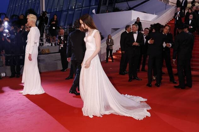 Tilda Swinton and Lily Collins at the Okja premiere during the 70th Cannes Film Festival at the Palais des Festivals on May 19, 2017 in Cannes, France Foto:xD.xBedrosianx xFuturexImage