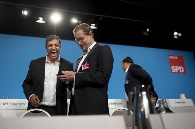 Mueller, Saleh - Parteitag SPD Berlin DEU, Deutschland, Germany, Berlin, 20.05.2017 Raed Saleh, Fraktionsvorsitzender der SPD im Berliner Abgeordnetenhaus, Michael Mueller, Regierender Buergermeister von Berlin SPD und Vorsitzender der Berliner SPD, und Andreas Geisel, Berliner Innensenator (v.l.n.r.), auf dem Landesparteitag der Berliner SPD in Berlin. Auf diesem Parteitag waehlt die SPD die Spitzenkandidaten fuer die Landesliste in Vorbereitung fuer den Wahlkampf zur Bundestagswahl im September. Raed Saleh, Michael Mueller, Mayor of Berlin and new head of the SPD in Berlin, and Andreas Geisel, senator of the interior in Berlin (f.l.t.r.), at a party congress of the SPD in Berlin to establish the election campaign for the general election Berlin in September