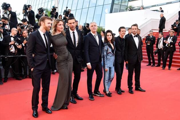(170520) -- CANNES, May 20, 2017 -- Actor Antoine Reinartz, actress Adele Haenel, actor Arnaud Valois, director Robin Campillo, actress Aloise Sauvage, actor Nahuel Perez Biscayart and actor Felix Maritaud (from L to R), pose for photos on the red carpet for the screening of the film 120 BPM (120 Beats Per Minute) in competition at the 70th Cannes Film Festival in Cannes, France on May 20, 2017. ) FRANCE-CANNES-70TH CANNES FILM FESTIVAL-120 BPM-RED CARPET ChenxYichen