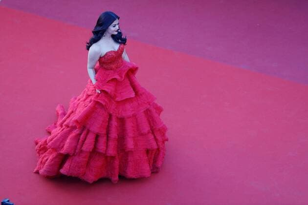 Aishwaria Rai CINEMA : 70 eme Festival de Cannes - Tapis Rouge 120 Battements Par Minute - 20 05 2017 LoicThebaud Panoramic 