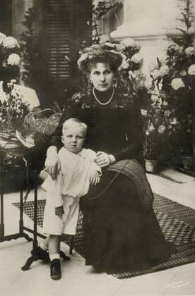 April 17, 2017 - Victoria Eugenie of Battenberg (1887-1969), Queen Victoria of Spain through her Marriage to King Alfonso XIII, with her son Alfonso, Prince of Asturia, Portrait, 1909 - ZUMAg145 20170417_zza_g145_018 Copyright: xJTxVintagex