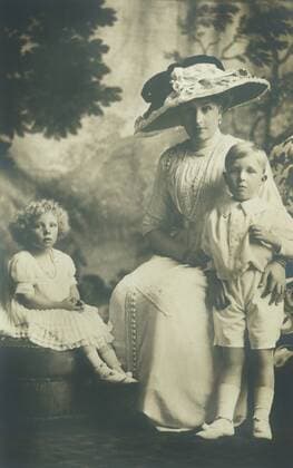 April 26, 2017 - Victoria Eugenie of Battenberg (1887-1969), Queen Victoria of Spain through her Marriage to King Alfonso XIII, with her Children Alfonso, Prince of Asturias & Beatriz, Princess of Civitella-Cesi, Portrait, 1911 - ZUMAg145 20170426_zza_g145_018 Copyright: xJTxVintagex