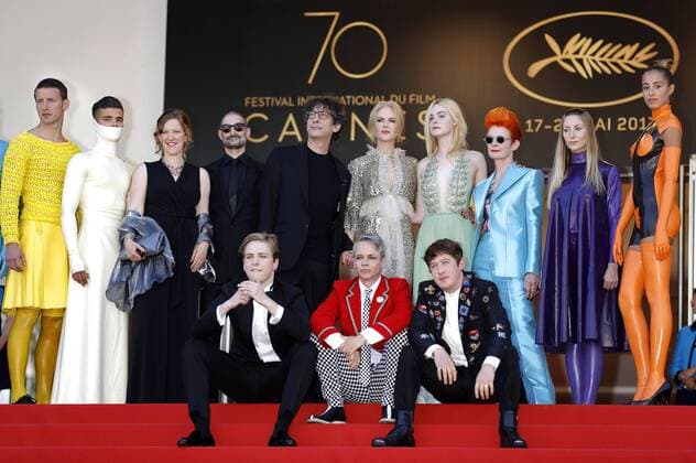 Bilder des Tages Alex Sherp, Neil Gaiman, Nicoel Kidman, John Cameron Mitchell, Elle Fanning, A.J. Lewis, Sandy Powell and cast at the How To Talk To Girls At Parties premiere during the 70th Cannes Film Festival at the Palais des Festivals on May 21, 2017 in Cannes, France Foto:xD.xBedrosianx xFuturexImage