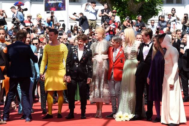 Nicole Kidman, Elle Fanning CINEMA : 70 eme Festival de Cannes - Tapis Rouge - How To Talk To Girls At Parties - 21 05 2017 LoicThebaud Panoramic 