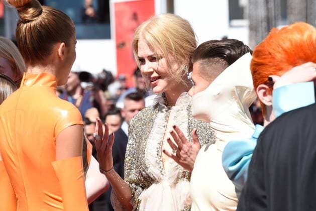 Nicole Kidman CINEMA : 70 eme Festival de Cannes - Tapis Rouge - How To Talk To Girls At Parties - 21 05 2017 LoicThebaud Panoramic 