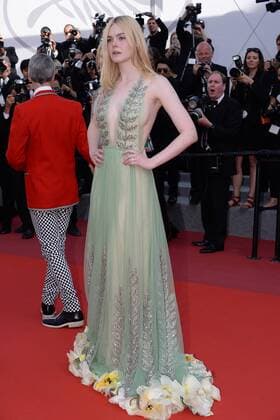 217843 Degun-Paoli Starface 2017-05-21 Cannes France 70eme Festival International du Film de Cannes. Redescente du film How to Talk to Girls at Parties . 70th International Cannes Film Festival. Cast of How to talk to Girls at parties leaving the screening. Fanning, Elle  Copyright: xDegun-Paolix STAR_217843_045