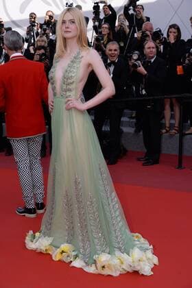 217843 Degun-Paoli Starface 2017-05-21 Cannes France 70eme Festival International du Film de Cannes. Redescente du film How to Talk to Girls at Parties . 70th International Cannes Film Festival. Cast of How to talk to Girls at parties leaving the screening. Fanning, Elle  Copyright: xDegun-Paolix STAR_217843_047
