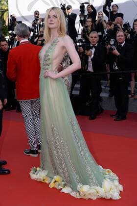 217843 Degun-Paoli Starface 2017-05-21 Cannes France 70eme Festival International du Film de Cannes. Redescente du film How to Talk to Girls at Parties . 70th International Cannes Film Festival. Cast of How to talk to Girls at parties leaving the screening. Fanning, Elle  Copyright: xDegun-Paolix STAR_217843_048