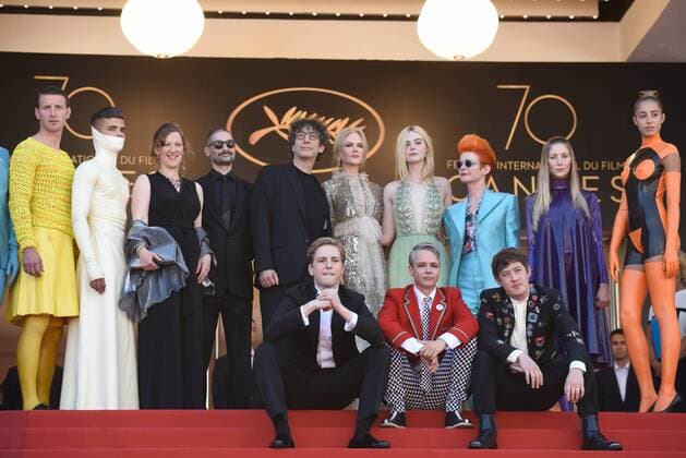 Nicole Kidman, Elle Fanning CINEMA : 70 eme Festival de Cannes - Tapis Rouge - How To Talk To Girls At Parties - 21 05 2017 LoicThebaud Panoramic 