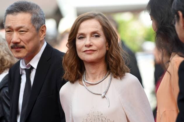 217837 Degun-Paoli Starface 2017-05-21 Cannes France 70eme Festival International du Film de Cannes. Montee des Marches du film The Meyerowitz Stories . 70th International Cannes Film Festival. Red Carpet of The Meyerowitz Stories movie Huppert, Isabelle; Hong, Sang-soo  Copyright: xDegun-Paolix STAR_217837_168