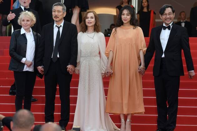 217837 Degun-Paoli Starface 2017-05-21 Cannes France 70eme Festival International du Film de Cannes. Montee des Marches du film The Meyerowitz Stories . 70th International Cannes Film Festival. Red Carpet of The Meyerowitz Stories movie Huppert, Isabelle; Hong, Sang-soo  Copyright: xDegun-Paolix STAR_217837_169