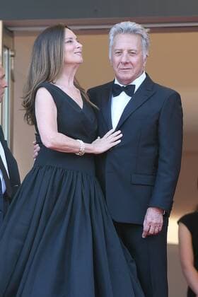 217837 Degun-Paoli Starface 2017-05-21 Cannes France 70eme Festival International du Film de Cannes. Montee des Marches du film The Meyerowitz Stories . 70th International Cannes Film Festival. Red Carpet of The Meyerowitz Stories movie Hoffman, Dustin; Gottsegen-Hoffman, Lisa  Copyright: xDegun-Paolix STAR_217837_189