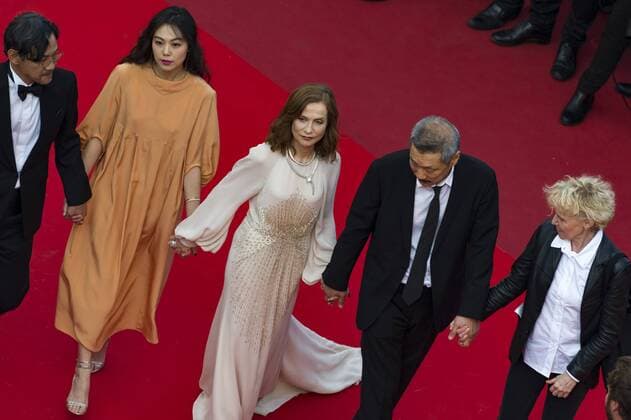 217839 Scanella Starface 2017-05-21 Cannes France 70eme Festival International du Film de Cannes. Montee des Marches du film The Meyerowitz Stories . 70th International Cannes Film Festival. Red Carpet of The Meyerowitz Stories movie . Huppert, Isabelle; Kurosawa, Kiyoshi  Copyright: xScanellax STAR_217839_010