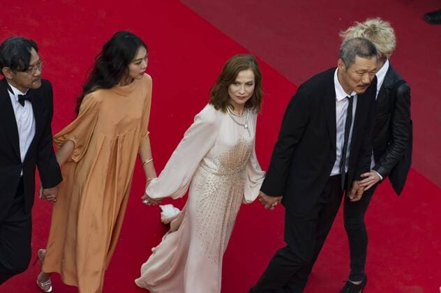 217839 Scanella Starface 2017-05-21 Cannes France 70eme Festival International du Film de Cannes. Montee des Marches du film The Meyerowitz Stories . 70th International Cannes Film Festival. Red Carpet of The Meyerowitz Stories movie . Huppert, Isabelle; Kurosawa, Kiyoshi  Copyright: xScanellax STAR_217839_011