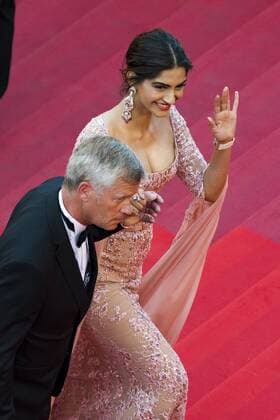 217839 Scanella Starface 2017-05-21 Cannes France 70eme Festival International du Film de Cannes. Montee des Marches du film The Meyerowitz Stories . 70th International Cannes Film Festival. Red Carpet of The Meyerowitz Stories movie . Kapoor, Sonam  Copyright: xScanellax STAR_217839_026