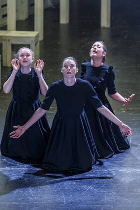 Hexenjagd am Staatstheaters Cottbus DEU Brandenburg Cottbus: Â Am Samstag, 20. Mai 2017, kam im Großen Haus des Staatstheaters Cottbus Arthur Millers berühmtes Schauspiel Hexenjagd zur Premiere. Regie führt Andreas Nathusius, der erstmals in Cottbus zu Gast ist. Arthur Miller schrieb Hexenjagd 1953 vor dem Hintergrund der amerikanischen Kommunistenhetzjagd unter Senator McCarthy. Bis heute ist das Schauspiel ein beklemmendes Psychogramm einer Gesellschaft im religiösen Wahn. Der abstrakte, objekthafte Bühnenraum von Ausstatterin Annette Breuer lässt Assoziationen an Kirchen und mennonitische Scheunengebäude zu. Lucie Thiede (Betty Parris), Lisa Schützenberger (Abigail), Maja Lehrer (Mercy Lewis) (