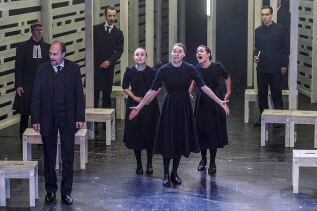 Hexenjagd am Staatstheaters Cottbus DEU Brandenburg Cottbus: Â Am Samstag, 20. Mai 2017, kam im Großen Haus des Staatstheaters Cottbus Arthur Millers berühmtes Schauspiel Hexenjagd zur Premiere. Regie führt Andreas Nathusius, der erstmals in Cottbus zu Gast ist. Arthur Miller schrieb Hexenjagd 1953 vor dem Hintergrund der amerikanischen Kommunistenhetzjagd unter Senator McCarthy. Bis heute ist das Schauspiel ein beklemmendes Psychogramm einer Gesellschaft im religiösen Wahn. Der abstrakte, objekthafte Bühnenraum von Ausstatterin Annette Breuer lässt Assoziationen an Kirchen und mennonitische Scheunengebäude zu. Lucie Thiede (Betty Parris), Lisa Schützenberger (Abigail), Maja Lehrer (Mercy Lewis) (
