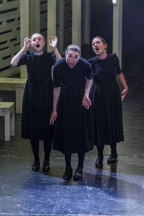 Hexenjagd am Staatstheaters Cottbus DEU Brandenburg Cottbus: Â Am Samstag, 20. Mai 2017, kam im Großen Haus des Staatstheaters Cottbus Arthur Millers berühmtes Schauspiel Hexenjagd zur Premiere. Regie führt Andreas Nathusius, der erstmals in Cottbus zu Gast ist. Arthur Miller schrieb Hexenjagd 1953 vor dem Hintergrund der amerikanischen Kommunistenhetzjagd unter Senator McCarthy. Bis heute ist das Schauspiel ein beklemmendes Psychogramm einer Gesellschaft im religiösen Wahn. Der abstrakte, objekthafte Bühnenraum von Ausstatterin Annette Breuer lässt Assoziationen an Kirchen und mennonitische Scheunengebäude zu. Lucie Thiede (Betty Parris), Lisa Schützenberger (Abigail), Maja Lehrer (Mercy Lewis) (