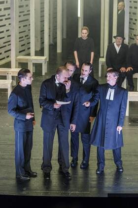 Hexenjagd am Staatstheaters Cottbus DEU Brandenburg Cottbus: Â Am Samstag, 20. Mai 2017, kam im Großen Haus des Staatstheaters Cottbus Arthur Millers berühmtes Schauspiel Hexenjagd zur Premiere. Regie führt Andreas Nathusius, der erstmals in Cottbus zu Gast ist. Arthur Miller schrieb Hexenjagd 1953 vor dem Hintergrund der amerikanischen Kommunistenhetzjagd unter Senator McCarthy. Bis heute ist das Schauspiel ein beklemmendes Psychogramm einer Gesellschaft im religiösen Wahn. Der abstrakte, objekthafte Bühnenraum von Ausstatterin Annette Breuer lässt Assoziationen an Kirchen und mennonitische Scheunengebäude zu. Heidrun Bartholomäus, Sigrun Fischer, Maja Lehrer, Ariadne Pabst, Lisa Schützenberger (Abigail Williams), Lucie Thiede, Susann Thiede, Michael Becker, Rolf-Jürgen Gebert, Gunnar Golkowski (John Proctor), Thomas Harms, Alexander Höchst (Reverend Hale), Ol
